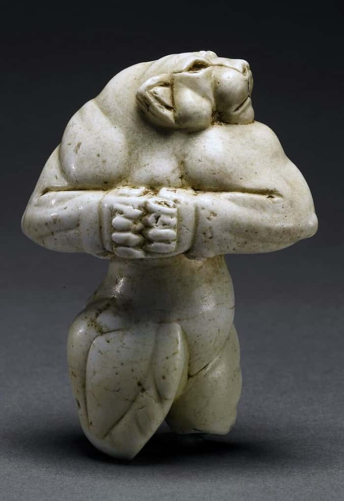 مجسمه شیر ماده با بدن انسان