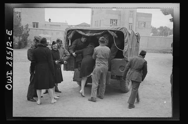 پرستاران امریکایی مقیم ایران در جنگ جهانی دوم در حال سوارشدن به یک جیپ ارتش امریکا، سال ۱۹۴۳