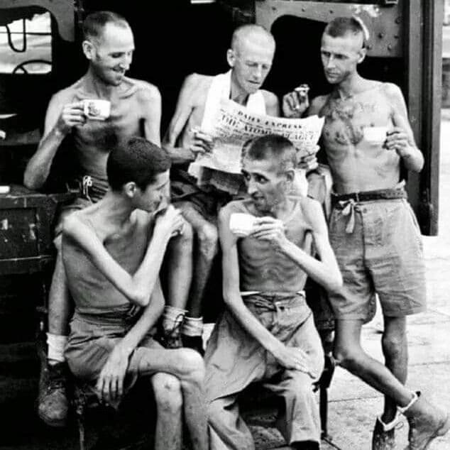 سربازان استرالیایی پس از آزادی در اردوگاه کار اجباری ژاپن در سال ۱۹۴۵