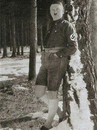 هیتلر با شلوارک آلمانی (lederhosen) 