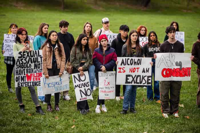 معترضین به تجاوز جنسی در بلومینگتون ایالت ایندیانا