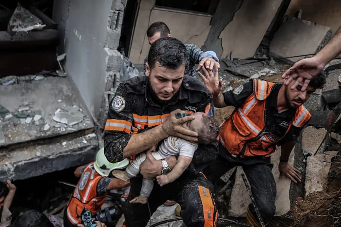 نوزادی که زیر آوار حملات اسراییل نجات یافت