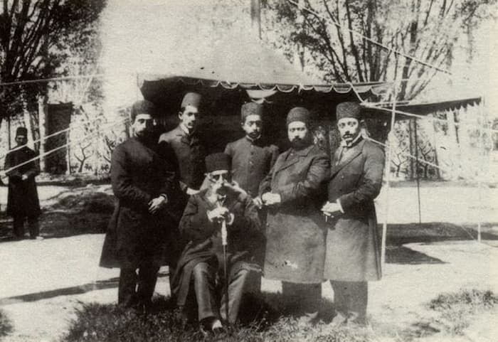 مظفرالدین شاه در کنار پسرانش