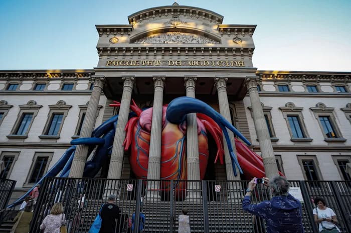 مجسمه قلب بزرگ در دانشکده پزشکی دانشگاه بارسلونا.