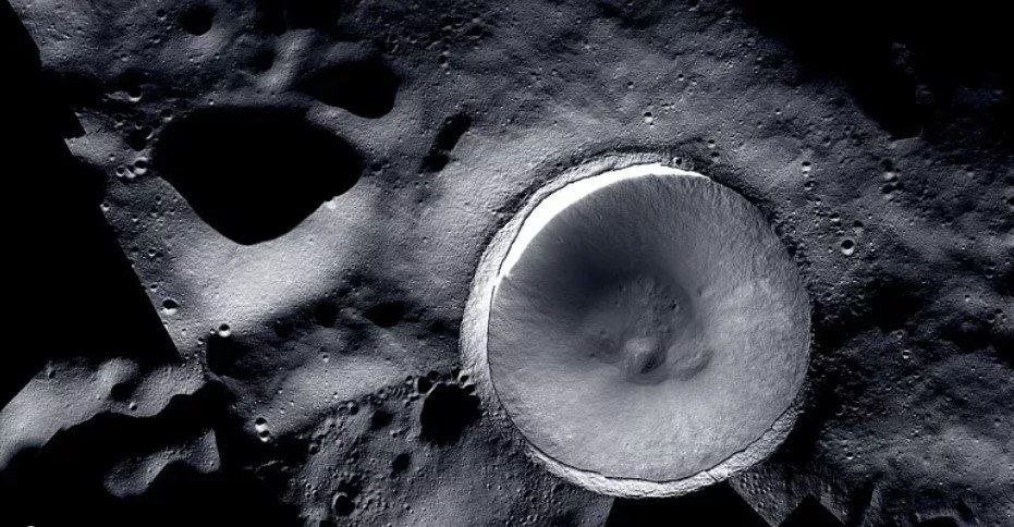 انتشار تصویر خیره‌کننده ناسا از دهانه مرموز «شکلتون» بر روی سطح کره ماه
