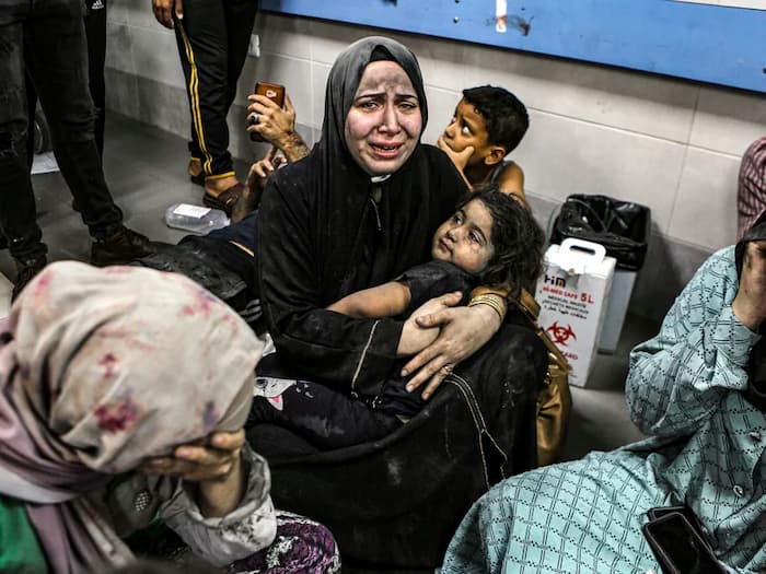 صدها نفر در حمله اسراییل به یک بیمارستان شلوغ در غزه کشته شدند