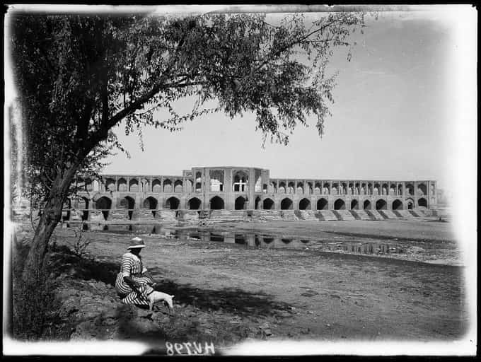 تصویر معروف پل خواجوی اصفهان در سال ۱۹۱۲ میلادی