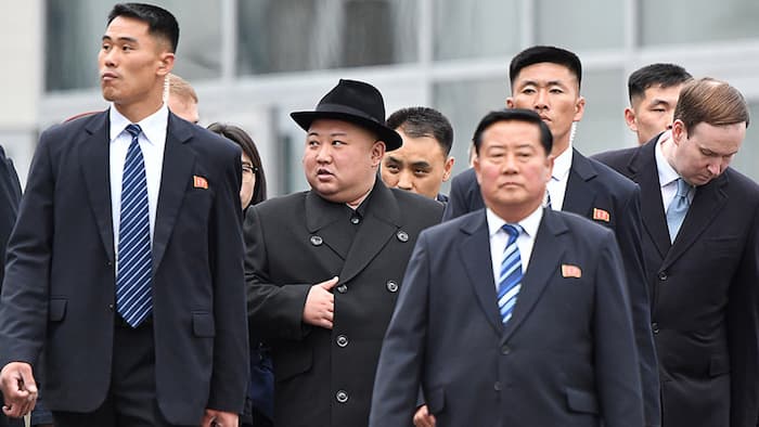 رهبر کره شمالی در میان محافظانش در روسیه