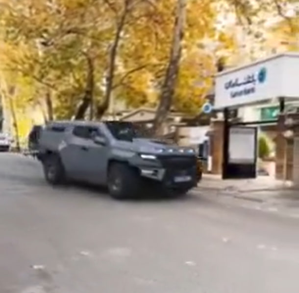 ماشین لوکس 50 میلیاردی در خیابان فرشته تهران