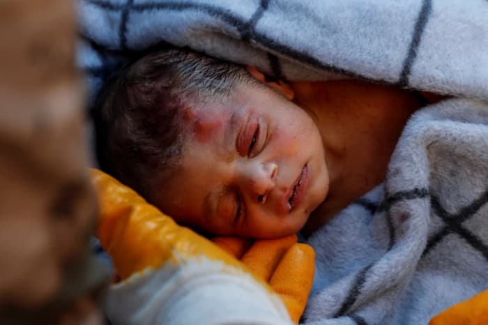 بیرون آوردن نوزاد 20 روزه از زیر آوار در زلزله ترکیه