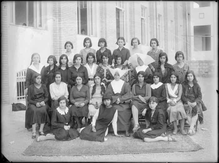 شاگردان و معلمان مدرسه‌ی ژاندارک در تهران، اواخر قاجار