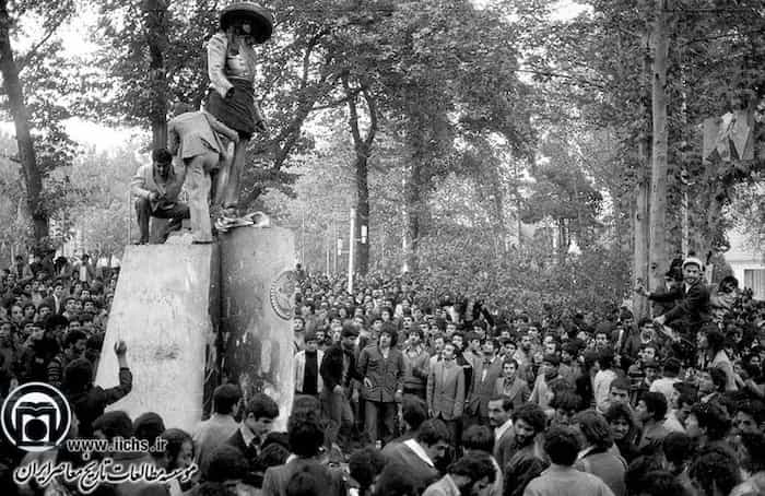 پایین کشیدن مجسمه شاه در حیاط دانشگاه تهران، دی۵۷