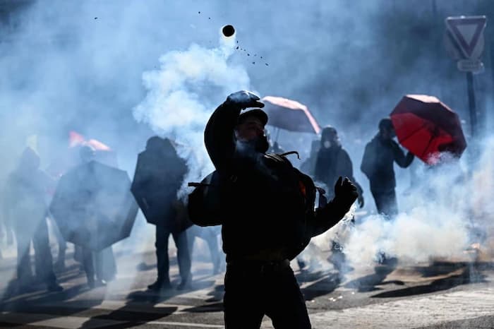 اعتصابات در فرانسه به دلیل طرح افزایش سن بازنشستگی 