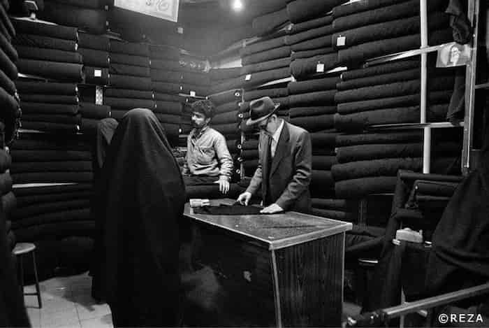 فروشگاه پارچه‌ی چادر مشکی در بازار تهران، سال ۱۳۵۸