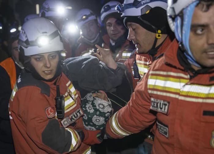 دو زن پس از پنج روز از زیر آوار زلزله ترکیه نجات یافتند