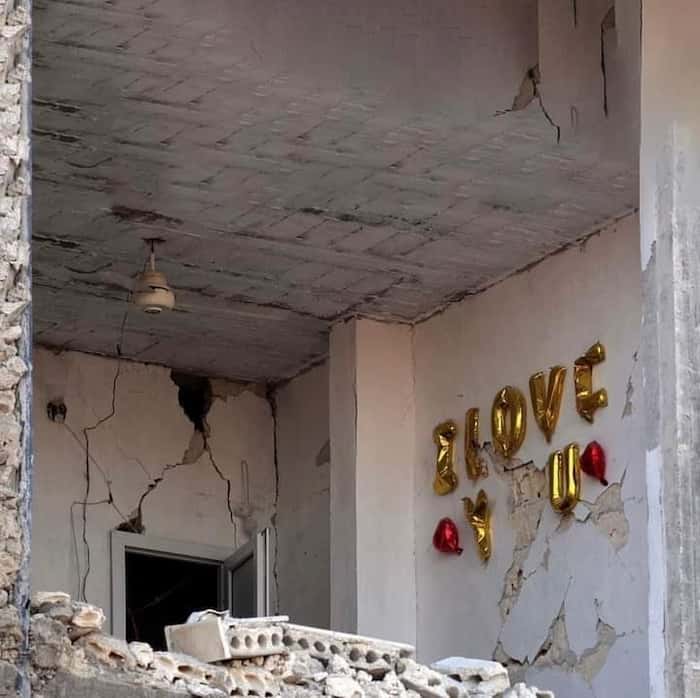 اتاق نیمه ویران زوج سوری در حلب پس از زلزله