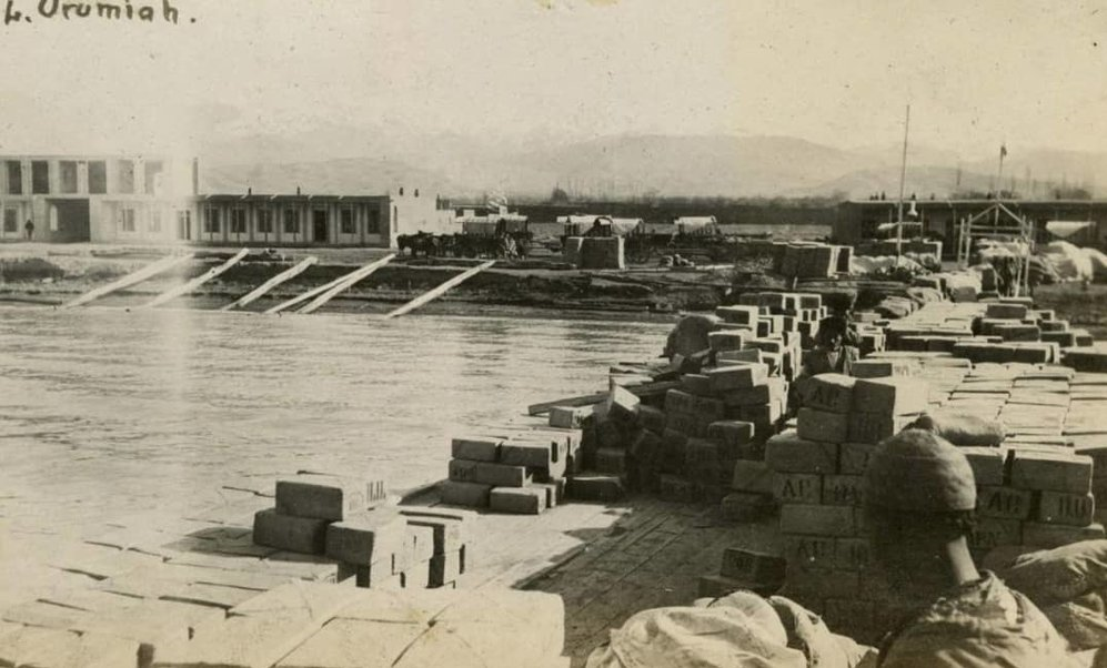 عکسی از انباشت مال‌التجاره بازرگانان قاجاری در ساحل دریاچه ارومیه