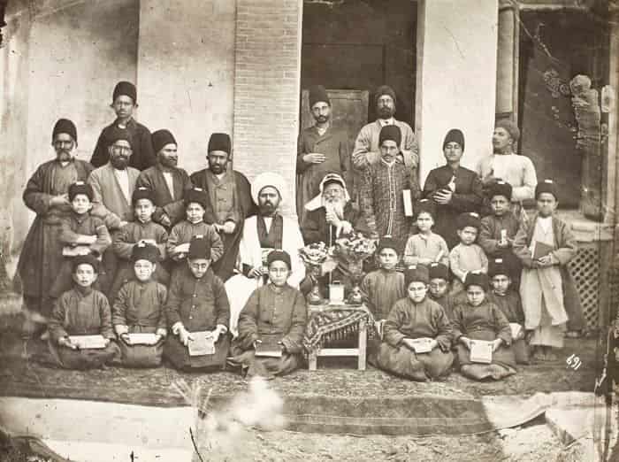 شاگردان و معلمان در یک مکتب خانه عصر قاجار 