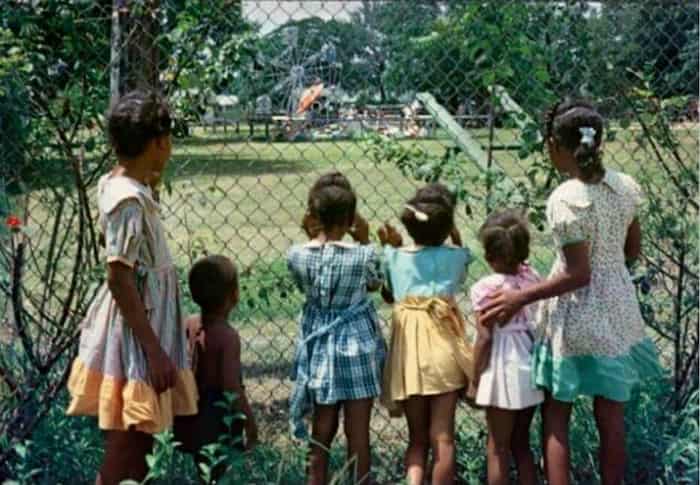 نگاه کودکان سیاهپوست به پارک بازی مخصوص کودکان سفیدپوستان لوئیزیانا ۱۹۵۶