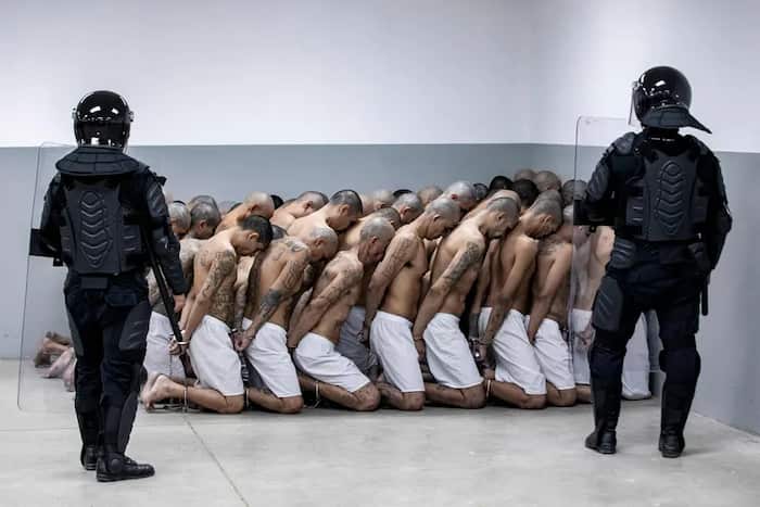 زندانیان متعلق به باندهای MS-13 و 18 در السالوادور