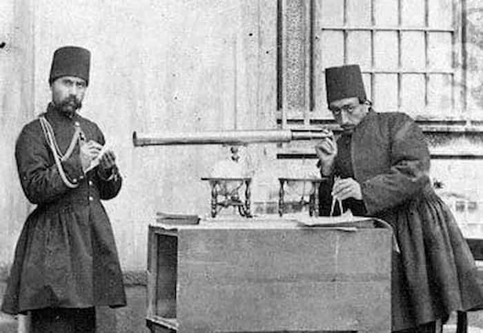 مظفرالدین شاه قاجار در کنار یک تلسکوپ