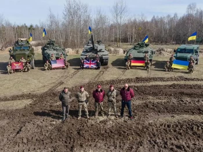 وزیر دفاع اوکراین: سوار شدن بر تانک انگلیسی مثل رانندگی با رولزرویس است