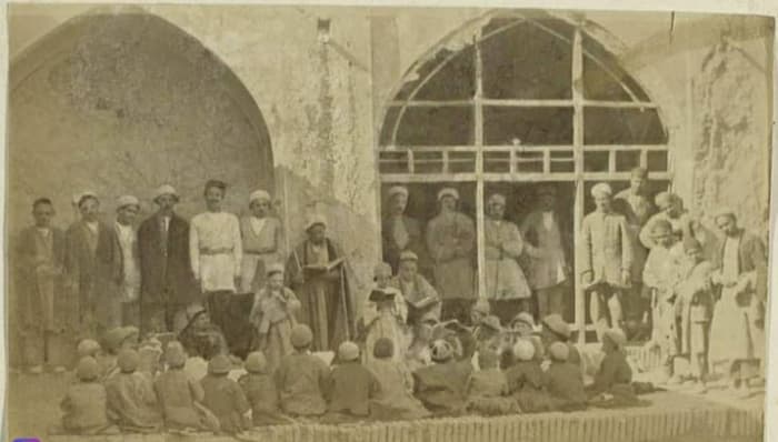 دانش آموزان یک مکتب خانه در دوره قاجار