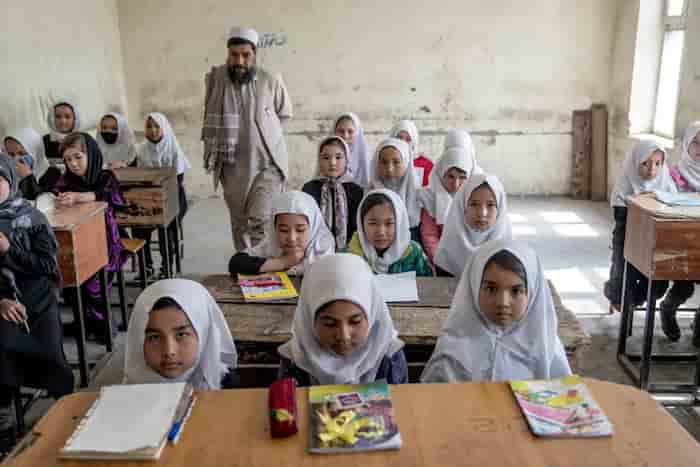 دختران در اولین روز سال تحصیلی جدید در کابل