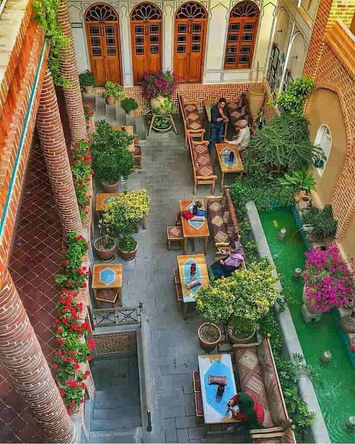 حیاط زیبای خانه تاریخی هوانس (کافه ترنج) ،اصفهان
