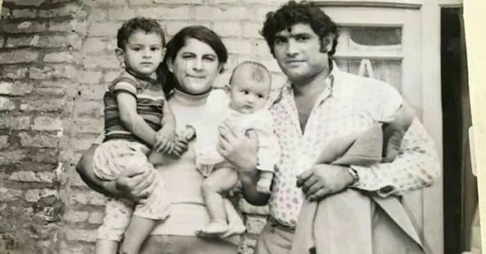 آغاسی در کنار خانواده اش