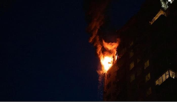  حمله روسیه به پایتخت اوکراین، منجر به آتش‌سوزی ساختمان چند طبقه در کی‌یف شد
