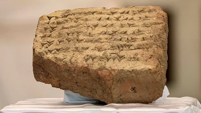 نمایش لوح سنگی منقش به خط میخی؛ ایتالیا اثر غارت شده ۲۸۰۰ ساله را به عراق برگرداند