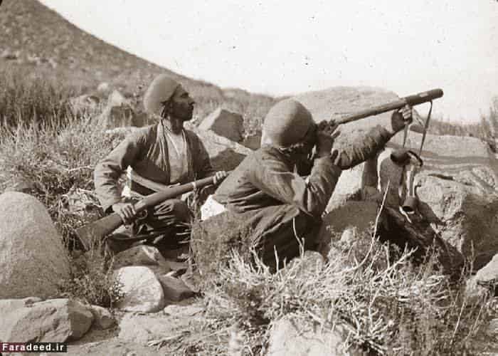 دو سرباز قجری با تفنگ و دوربین 