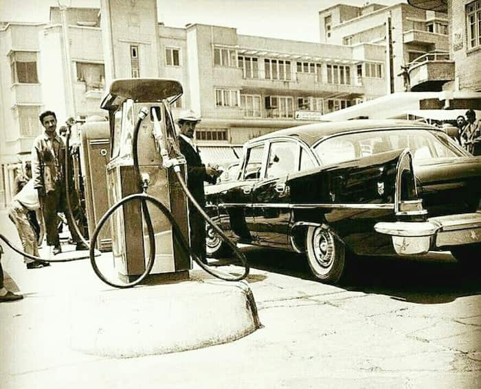پمپ بنزین در تهران ، خیابان انقلاب نبش وصال شیرازی سال ۱۳۴۰