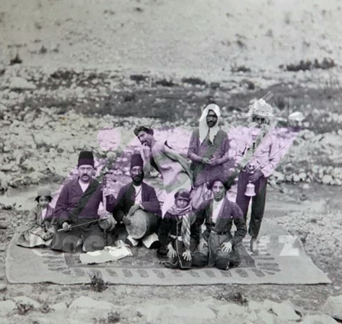  ناصر الدین شاه و همراهان در جاده کرج به چالوس؛ جاده ای که ساخت آن با عایدات قند و شکر آغاز شد