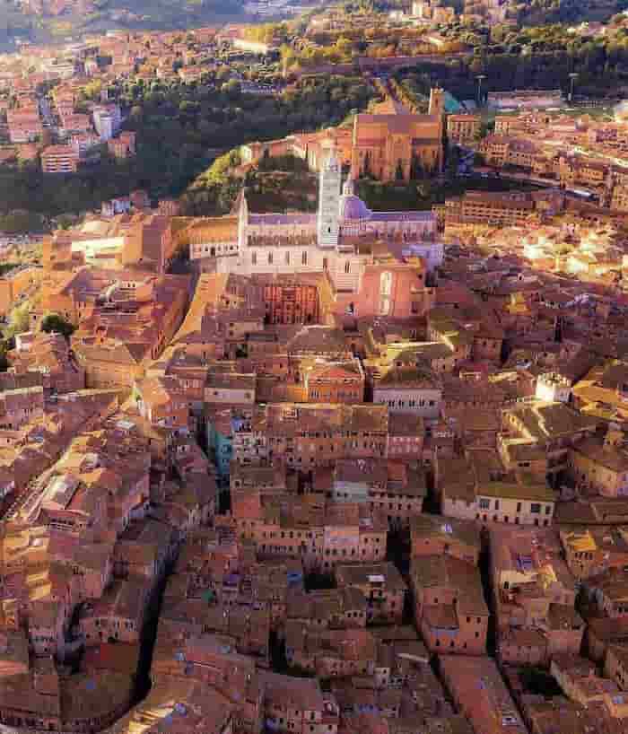 بافت تاریخی شهر سیه‌نا در ایتالیا