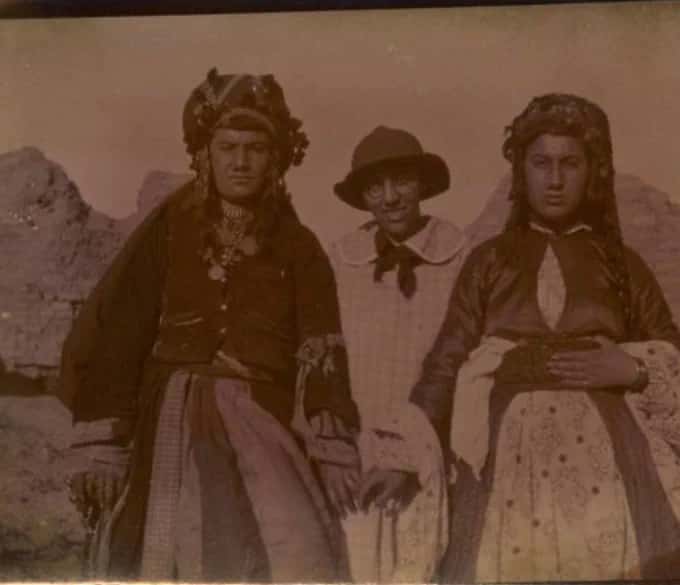 دو زن کرد ایرانی همراه یک زن مبلغ مسیحی  سال ۱۸۹۲