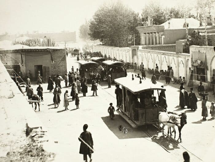 یکی از خیابان های تهران در دوران قاجار با وسائل نقلیه عمومی