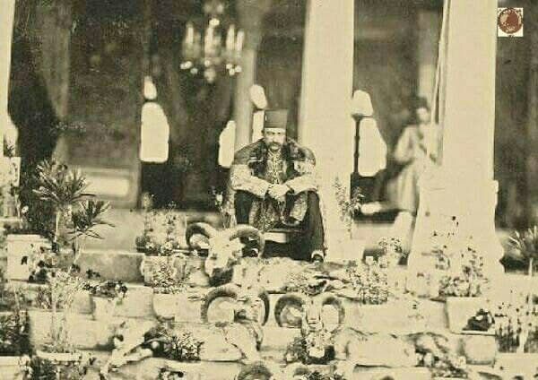 ناصرالدین شاه و عکس یادگاری او با قوچ های شکار شده در کاخ شهرستانک