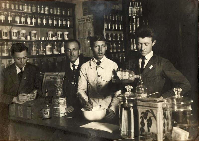 افراد در یک داروخانه در Kutná Hora، جمهوری چک، اوایل قرن بیستم