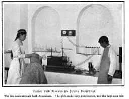 پرستاران ارمنی ایرانی در حال عکسبرداری با دستگاه X-ray در بیمارستان جلفا اوایل قرن بیستم
