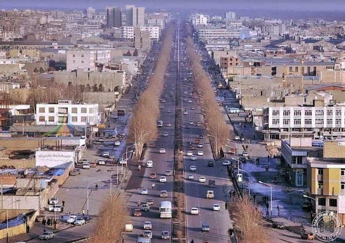 تهران، نمایی از خیابان آزادی (آیزنهاور) از بام برج آزادی (شهیاد) دهه ۱۳۵۰