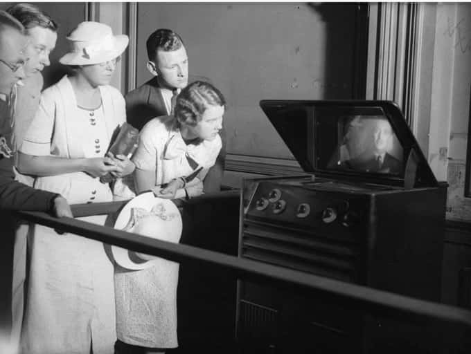 مردم لندن با تعجب به یکی از اولین تصاویر تلویزیونی نگاه می کنند - سال ۱۹۳۶