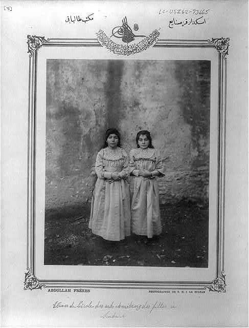 دو دختر دانش آموز مدرسه ای در اسکودار  دوره عثمانی  تاریخ عکس بین ۱۸۹۰ تا ۱۸۹۳
