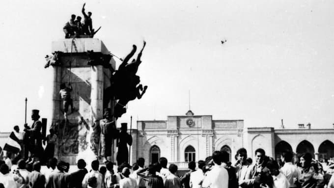 سرنگون کردن مجسمه رضاشاه در میدان توپخانه توسط هواداران دکتر مصدق، ۲۶ مرداد۱۳۳۲