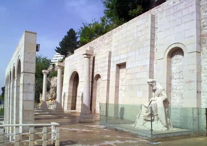  آرامگاه محمدبن خفیف شیرازی