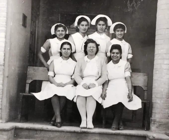 دانشجویان پرستاری مدرسه میسیونرهای مسیحی امریکایی در مشهد همراه یکی از آموزگاران میسونر ۱۹۴۷