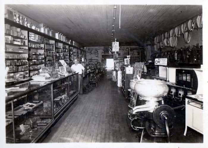 یک مغازه سخت افزاری در جت، اوکلاهما، اوایل قرن بیستم