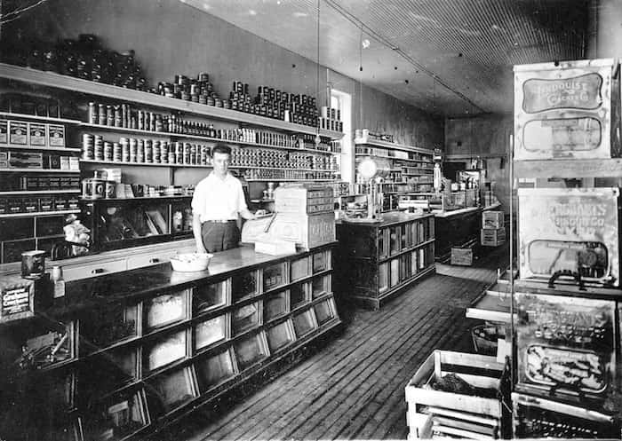 فضای داخلی فروشگاه Manhart، سدالیا، کلرادو، اوایل قرن بیستم