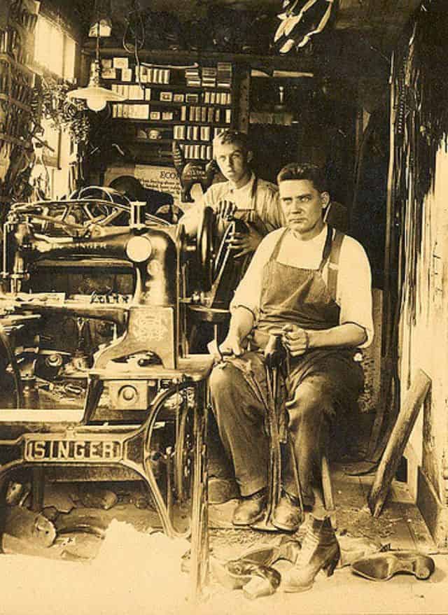 پدر و پسر در تعمیرگاه کفششان، یونیون ویل، کانکتیکات، اوایل قرن بیستم